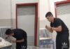 Υποκλινόμαστε στον μαθητή ΕΠΑΛ που στα κενά των μαθημάτων του, επισκευάζει τα θρανία του σχολείου!