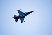 Πιλότος F-16 «Ζευς»: Η χαμηλή πτήση που έκοψε την ανάσα στη Θεσσαλονίκη (βίντεο)