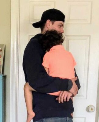 «Ο τεχνικός σας κράτησε συντροφιά στο τυφλό παιδί μου… Είναι τιμή που τον έχετε»