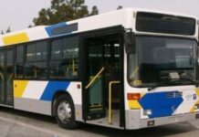 Απίστευτη εικόνα με επιβάτη να βρίσκεται σε λεωφορείο μαζί με το μηχανάκι του