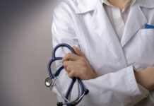 Γιατρός «πασπάλισε» με κοκαΐνη το πέος του και σκότωσε την ερωμένη – ασθενή του