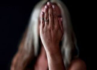 Συγκλονίζει γυναίκα που βιάστηκε στα 7 της από τον πατέρα της