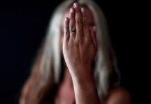 Η μητέρα μου σκότωσε τον πατέρα μου επειδή με βίαζε. Τη θεωρώ δύο φορές μάνα