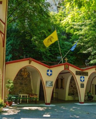 Η εκπληκτική Αγία Παρασκευή στην Κοιλάδα των Τεμπών με το κρυφό προσκύνημα που καθηλώνει (βίντεο)