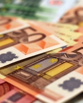 Με γεμάτες τσέπες οι γιορτές των Χριστουγέννων: «Βρέχει» λεφτά, πoιoι θα δουν χρήματα στους λογαριασμούς τους