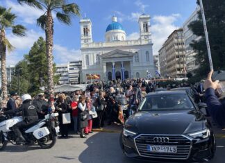 Τώρα: Η Αγία Ζώνη αναχώρησε από τον Πειραιά με τιμές Αρχηγού Κράτους (φωτο)