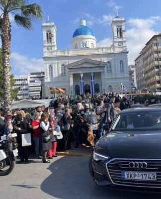Τώρα: Η Αγία Ζώνη αναχώρησε από τον Πειραιά με τιμές Αρχηγού Κράτους (φωτο)