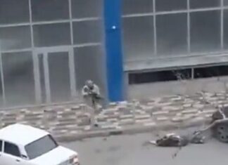 Ρωσία: Ένοπλος σκότωσε τρεις ανθρώπους εν μέση οδώ (βίντεο)