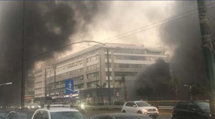 Μεγάλη φωτιά σε υπόγεια διάβαση στη λεωφόρο Συγγρού (βίντεο)