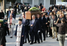 «H φωνή σου θα μείνει για πάντα ζωντανή» – Θρήνος και συγκίνηση στην κηδεία του Γιάννη Διακογιάννη