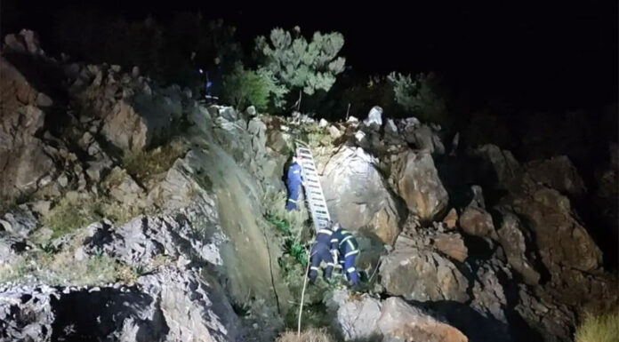 Χίος: Αστυνομικοί έσωσαν παράνομους μετανάστες που είχαν εγκλωβιστεί σε απόκρημνη περιοχή