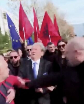 Αλβανία: Γρονθοκόπησαν τον Σαλί Μπερίσα σε αντικυβερνητική διαδήλωση (ΒΙΝΤΕΟ)