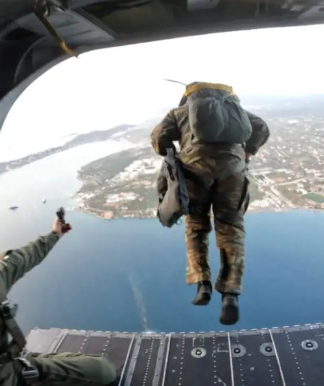 Ο αρχηγός ΓΕΕΘΑ πήδηξε από το ελικόπτερο μαζί με άλλους αλεξιπτωτιστές