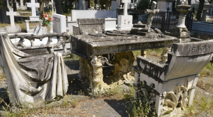 Ο πιο περίεργος τάφος βρίσκεται στον Βόλο: Η συγκλονιστική ιστορία με τις καρέκλες που έχουν τα ονόματα παιδιών