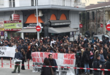 Ρομά καίνε χαρτονομίσματα έξω από τα δικαστήρια Θεσσαλονίκης (Βίντεο)