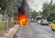Αυτοκίνητο με πατέρα και παιδί τυλίχθηκε στις φλόγες στην είσοδο της Συγγρού από Πειραιά – «Χάος» στους δρόμους