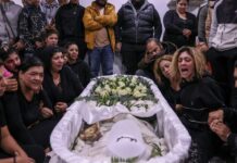 Οι Ρομά θρηνούν τον 16χρονο – Η συγκλονιστική εικόνα με το φέρετρο