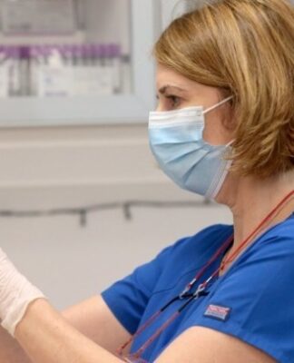 Επιστρέφονται αναδρομικά τα πρόστιμα σε όσους άνω των 60 δεν εμβολιάστηκαν – Ποιοι είναι οι όροι
