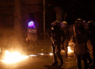 Εξάρχεια: Σύλληψη 18χρονου για τις μολότοφ κατά αστυνομικών των ΜΑΤ το βράδυ της Πέμπτης