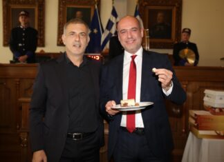 Απίστευτο σκηνικό στη Βασιλόπιτα του Δήμου Πειραιά!