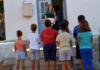 Eλένη Tάνου: H “δασκάλα με τα χρυσά μαλλιά” της Tελένδου που πηγαίνει κάθε πρωί στο σχολείο με… βάρκα!