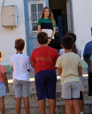 Eλένη Tάνου: H “δασκάλα με τα χρυσά μαλλιά” της Tελένδου που πηγαίνει κάθε πρωί στο σχολείο με… βάρκα!