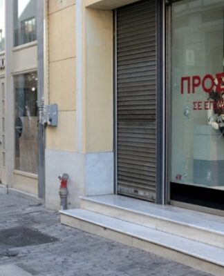 Μπαλκόνι έπεσε στην Ερμού από την κακοκαιρία – Φωτογραφίες από το σημείο