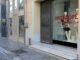 Μπαλκόνι έπεσε στην Ερμού από την κακοκαιρία – Φωτογραφίες από το σημείο