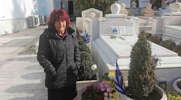 Εδώ και 15 χρόνια αυτή η γυναίκα φροντίζει καθημερινά τον τάφο του Αρχιεπισκόπου Χριστόδουλου