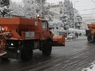 Πανικός στο Σχιστό – Εγκλωβισμένοι οδηγοί στα χιόνια