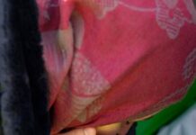 Τουρκία: Το σπαρακτικό αντίο μητέρας στο νεκpό παιδί της – «Ένα τελευταίο φιλί στην κόρη μου»