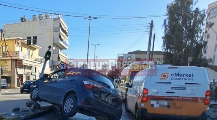 Πειραιάς: ΙΧ «απογειώθηκε» και καρφώθηκε στα φανάρια! (φωτο)