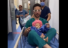 Απίθανος χειρουργός κάθεται στο φορείο με παιδιά ασθενείς για να τους φτιάχνει τη διάθεση