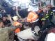 Εντόπισαν κι άλλο παιδί ζωντανό οι Έλληνες διασώστες – Έχει παγιδευτεί κάτω από τη νεκρή μητέρα του