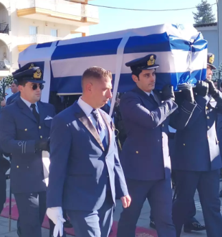 Αυτή την ώρα η κηδεία του ηρωικού υποσμηναγού – «Αθάνατος» – «Παιδί μου», φώναζε διαρκώς ο πατέρας του