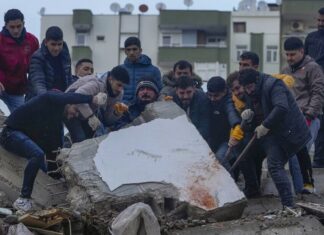Σεισμός στην Τουρκία: Σκηνές αποκάλυψης και φωνές αγωνίας στα συντρίμμια – 4.300 οι νεκροί