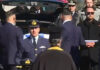 Κηδεία Ευστάθιου Τσιτλακίδη: Ο άνθρωπος που θα τον πάντρευε κρατούσε το πηλήκιο και το ξίφος του