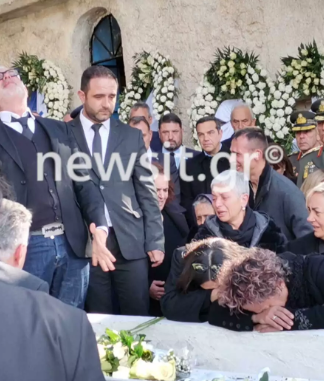 Οι σπαρακτικές εικόνες των γονιών του Μάριου – Μιχαήλ Τουρούτσικα πάνω στο μνήμα – Τελέστηκε η ταφή του ήρωα
