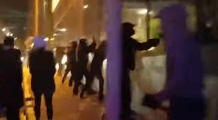 57 Ρουβίκωνες με βαριοπούλες στα χέρια έκαναν λαμπόγυαλο τα γραφεία της Hellenic Train (βίντεο)