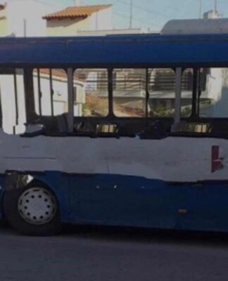 Σχολικό λεωφορείο γεμάτο παιδιά παραβίασε STOP και συγκρούστηκε με ΙΧ