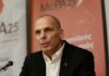 Ξυλοκόπησαν τον Βαρουφάκη στα Εξάρχεια, έξω από εστιατόριο