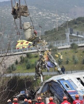 «Μανούλα μου πόνεσες; Όχι αγάπη μου για μια στιγμή μονάχα» – Το όνειρο κόρης θύματος από την τραγωδία των Τεμπών