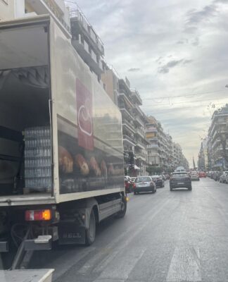Κάνει «πάρτυ» η παράνομη στάση-στάθμευση στον Πειραιά!