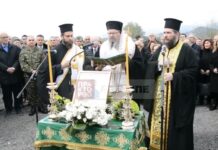 Τέμπη: Μνημόσυνο για τις 40 μέρες από το δυστύχημα με τους 57 νεκρούς – Μαύρα μπαλόνια στον αέρα (βίντεο)