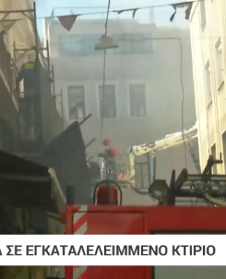 Φωτιά στην Αιόλου: Φόβοι για ολική κατάρρευση του κτηρίου