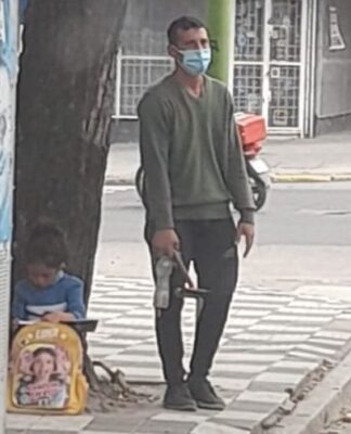 Καθάριζε τζάμια στο φανάρι έχοντας δίπλα του την κόpη του και μια φωτογραφία του άλλαξε τη ζωή