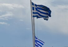 Έσκισαν ελληνική σημαία στη Θράκη και επιτέθηκαν στη γυναίκα που την ανέβασε – «Την ανάγκασαν να αλλάξει χωριό»