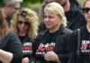 Τραγωδία στα Τέμπη: Με αναμμένα κεριά και σφιγμένες καρδιές στην πορεία για τους 57 νεκρούς
