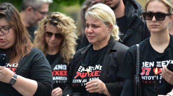 Τραγωδία στα Τέμπη: Με αναμμένα κεριά και σφιγμένες καρδιές στην πορεία για τους 57 νεκρούς