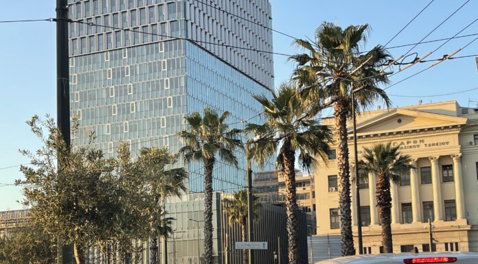 Ανυπόφορη η κίνηση στον Πειραιά και τις Κυριακές! (φωτο)